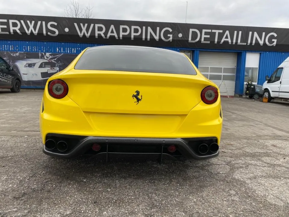 Ferrari FF po zmianie koloru przed budynkiem serwisu Ragra Cars w Śremie