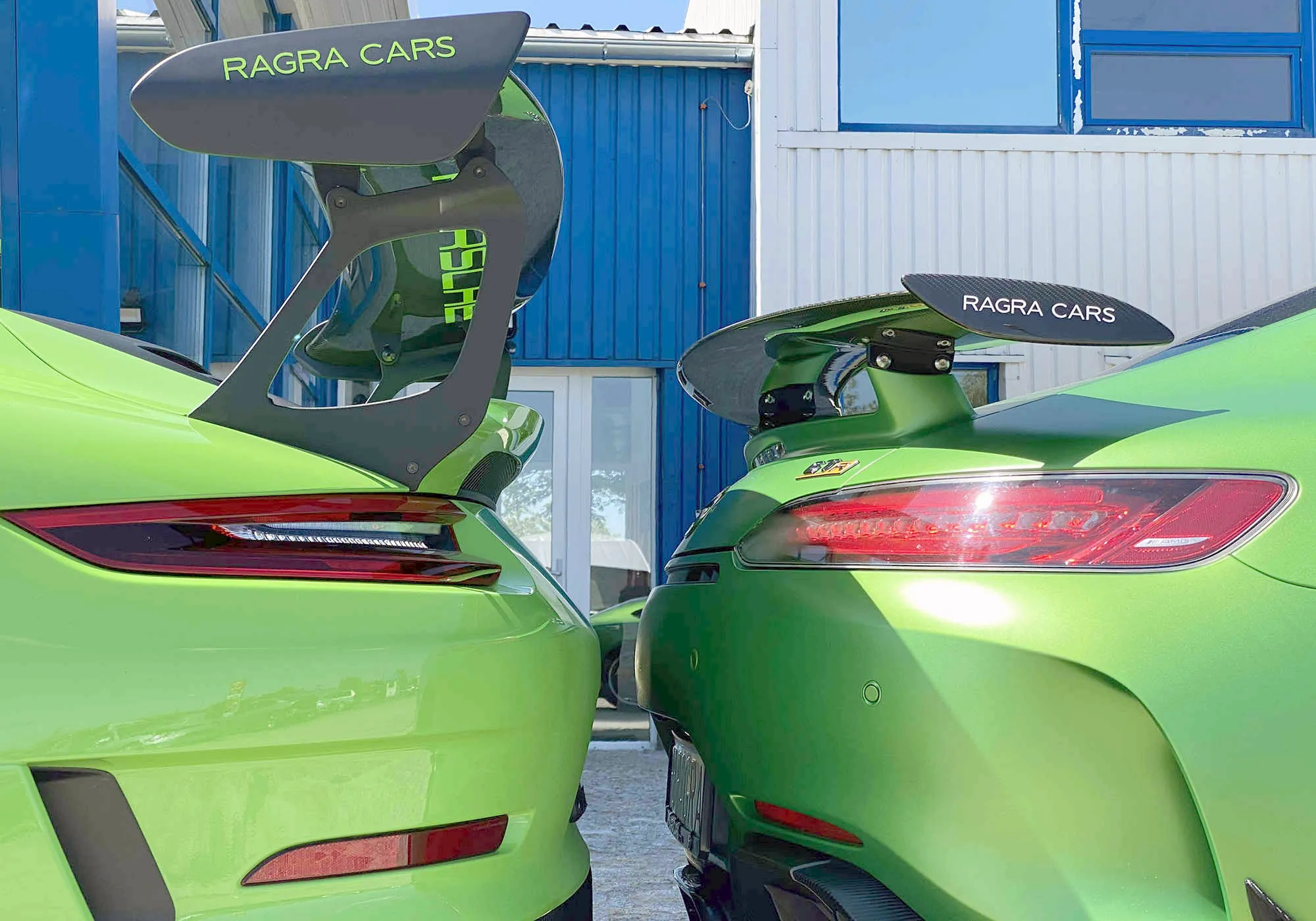 Tylne skrzydła Porsche 911 GT3 RS i Mercedesa-AMG GT R z napisem Ragra Cars