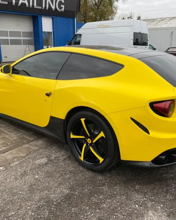 Ferrari FF: Zmiana koloru na żółty